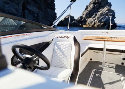 Sea Ray Sun Sport 230 Hors Bord cockpit